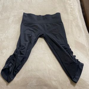 Lululemon crop size 6 dark gray